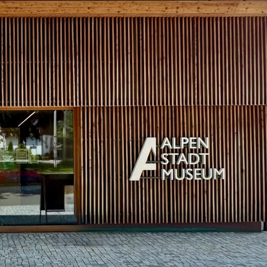 Holzverkleidete Fassade des AlpenStadtMuseums in Sonthofen mit dem Schriftzug „Alpen Stadt Museum