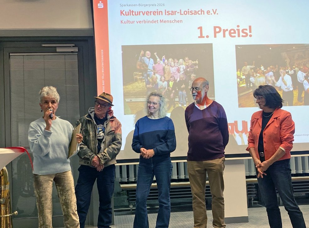 Preisverleihung des Sparkassen-Bürgerpreises 2026: Preisträgerinnen und Preisträger vor einer Leinwand mit der Aufschrift „Kulturverein Isar-Loisach e.V. – 1. Preis