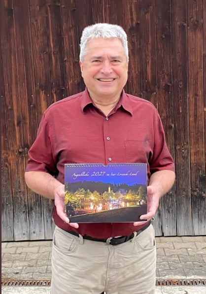 Anton Bauhofer aus Geretsried mit dem gewonnenen Kalender Augenblicke im Isar-Loisach-Land 2027