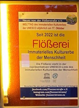 Plakat zum immateriellen Kulturerbe der Flößerei im Wirtshaus Flößerei in Wolfratshausen